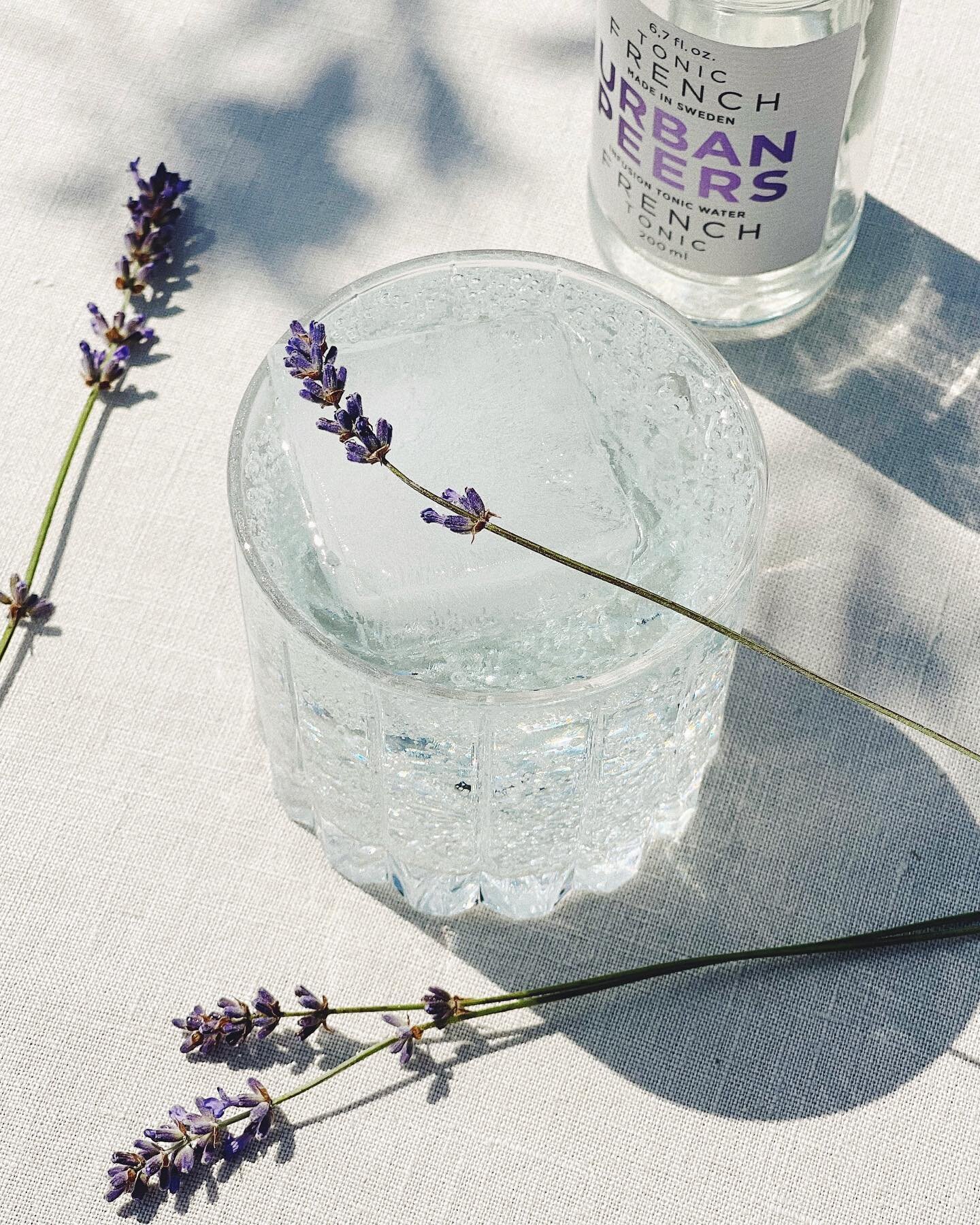 Urban Peers French Tonic med smak av lavendel och citron. Denna i en G&amp;T tillsammans med lite citronjuice, toppad med lavendel blir 👌! Sommar i ett glas! #urbanpeers #ginandtonic #gintonic #gin #tonic #tonicwater