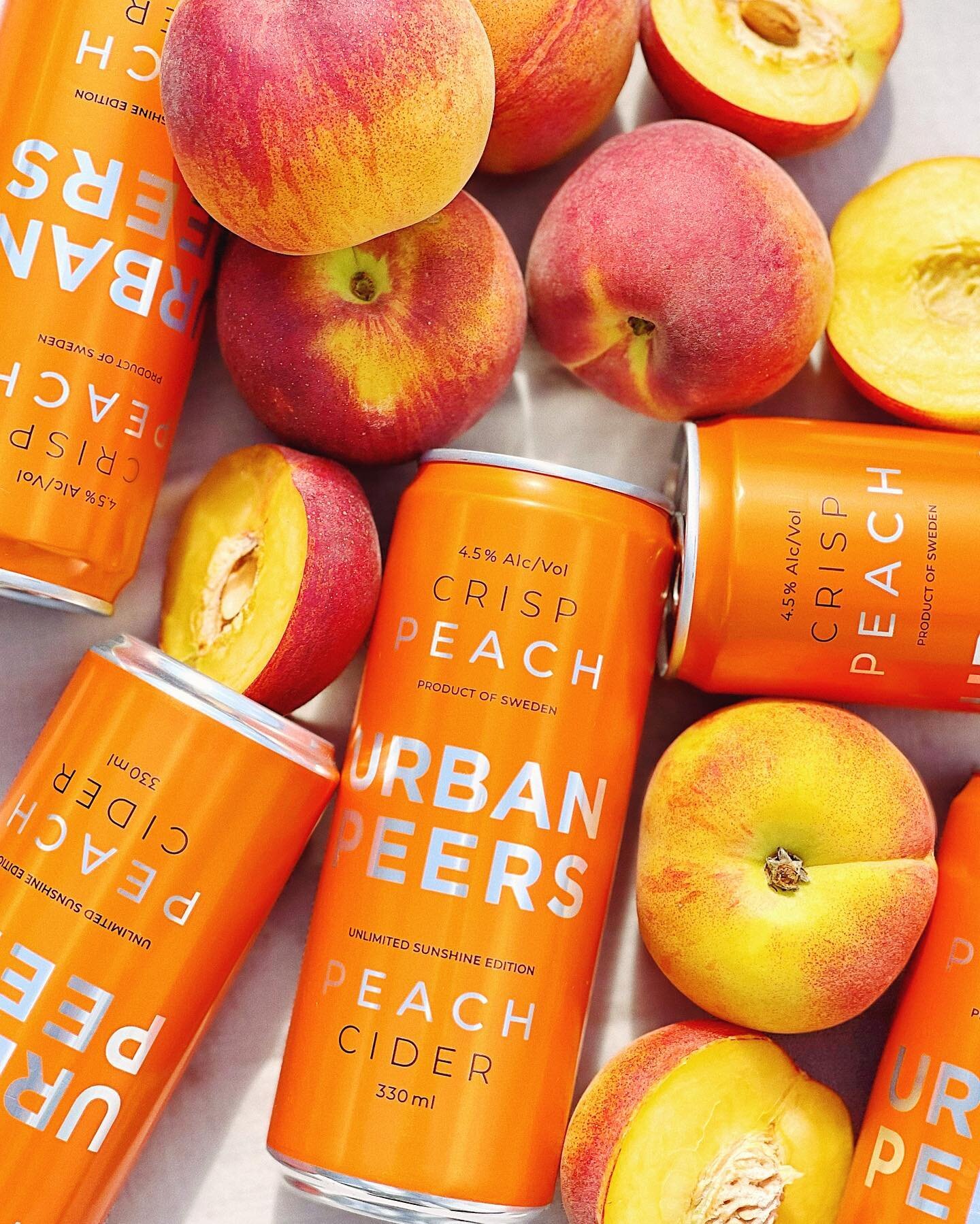 Imorgon och p&aring; torsdag levereras 19 000 burkar av v&aring;r Crisp Peach Cider till Systembolaget &ouml;ver hela Sverige🍑🥳 Vi &ouml;nskar en crispig sommar och en h&auml;rlig midsommarhelg🇸🇪☀️ #urbanpeers #crisppeach #cider