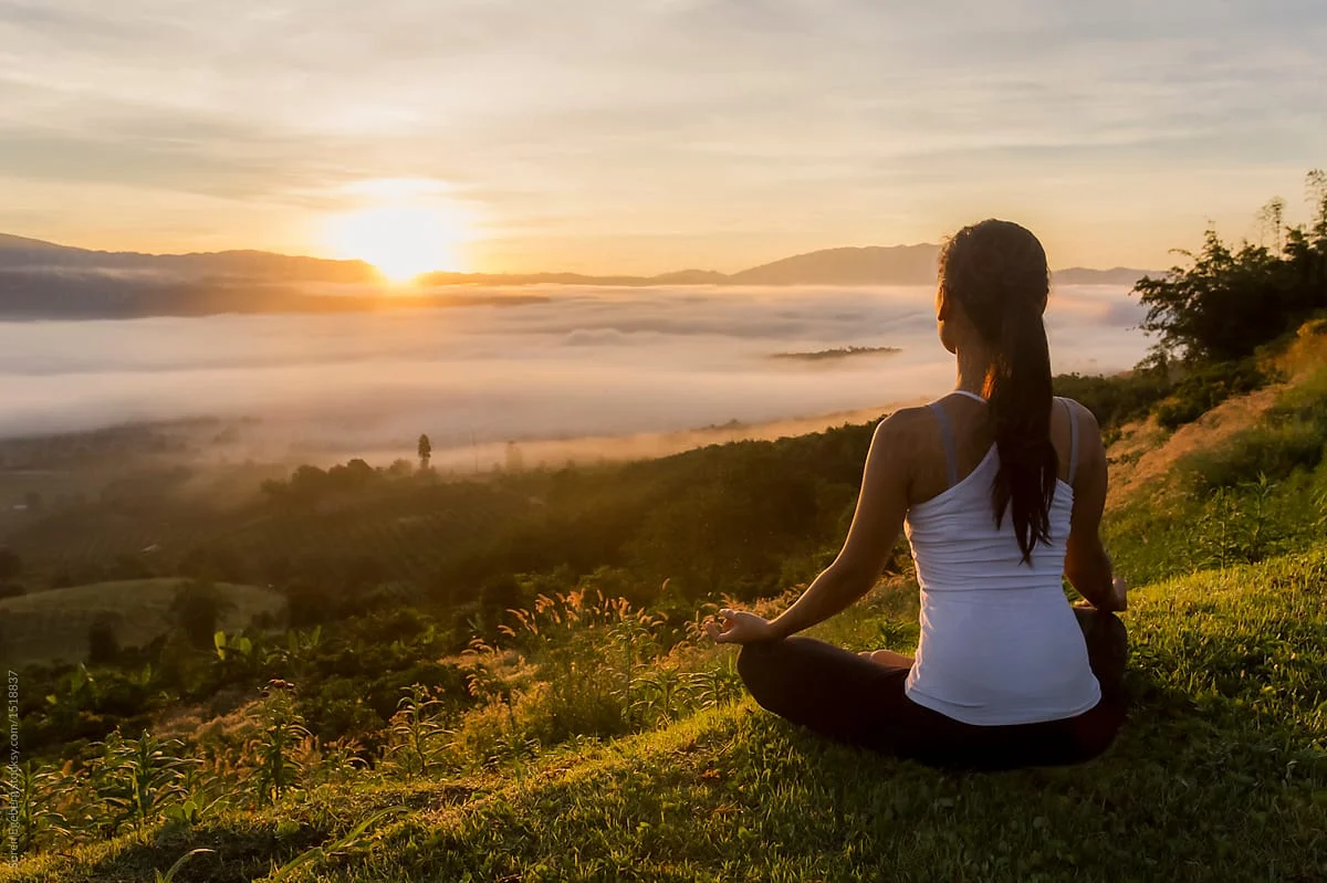femme meditation nuages.jpg