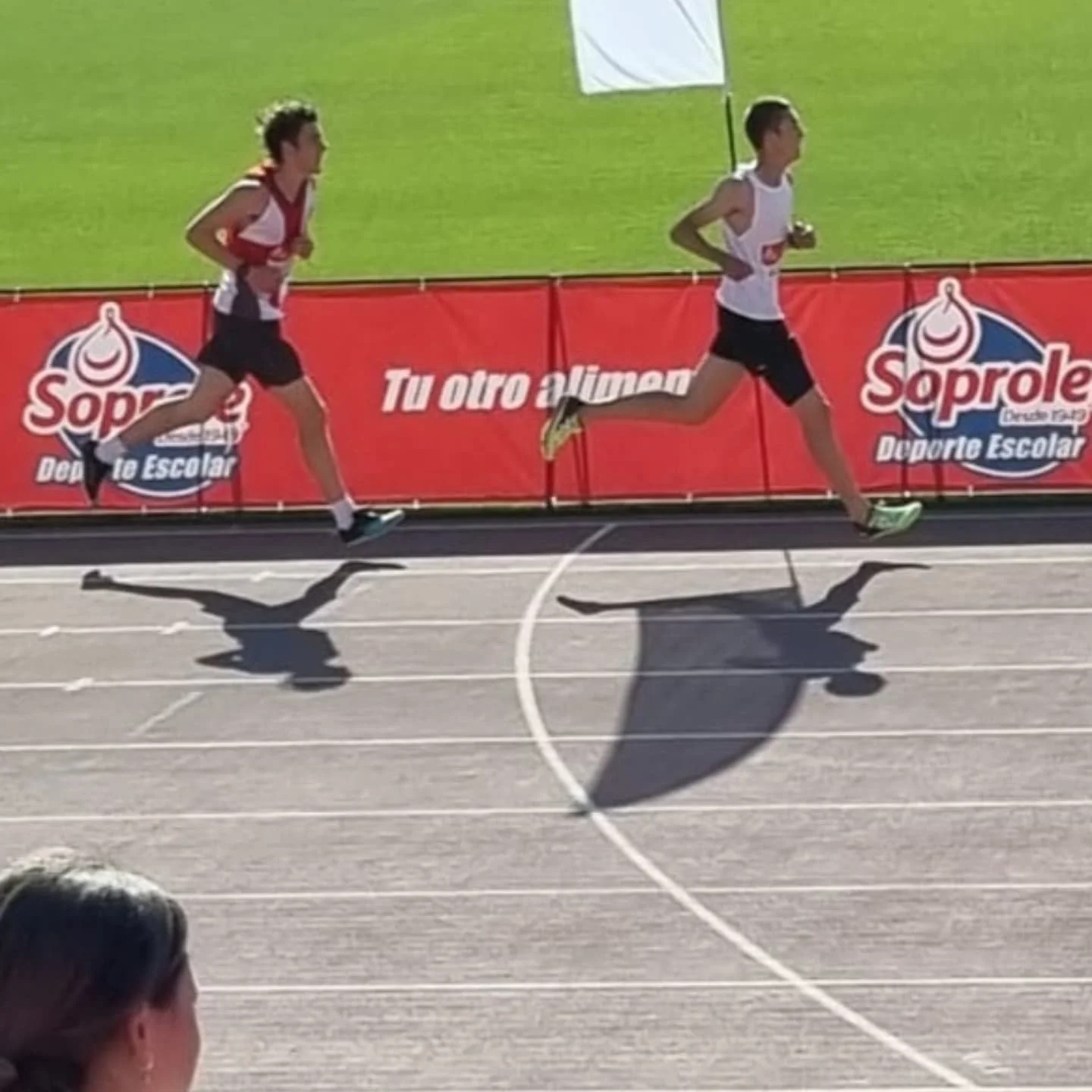 Momento t&iacute;a Sonia 🤷🏾&zwj;♀️:

Emocionante ver a tanto escolar tom&aacute;ndose en serio el deporte. 
Calentando en el t&uacute;nel detr&aacute;s de bambalinas, aguantando los nervios, esperando su turno para mostrar en pocos minutos lo que 