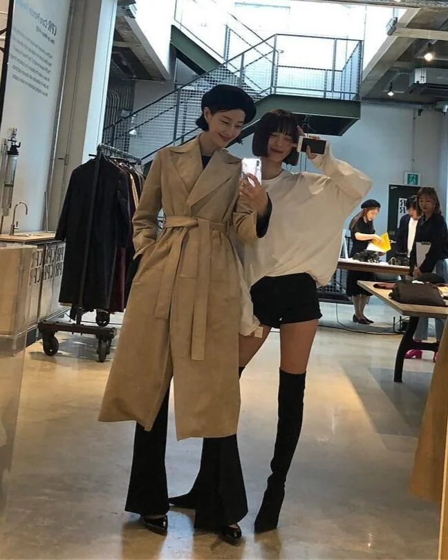 Beauty blogger Kim Su-mi (left) is a mother of 2