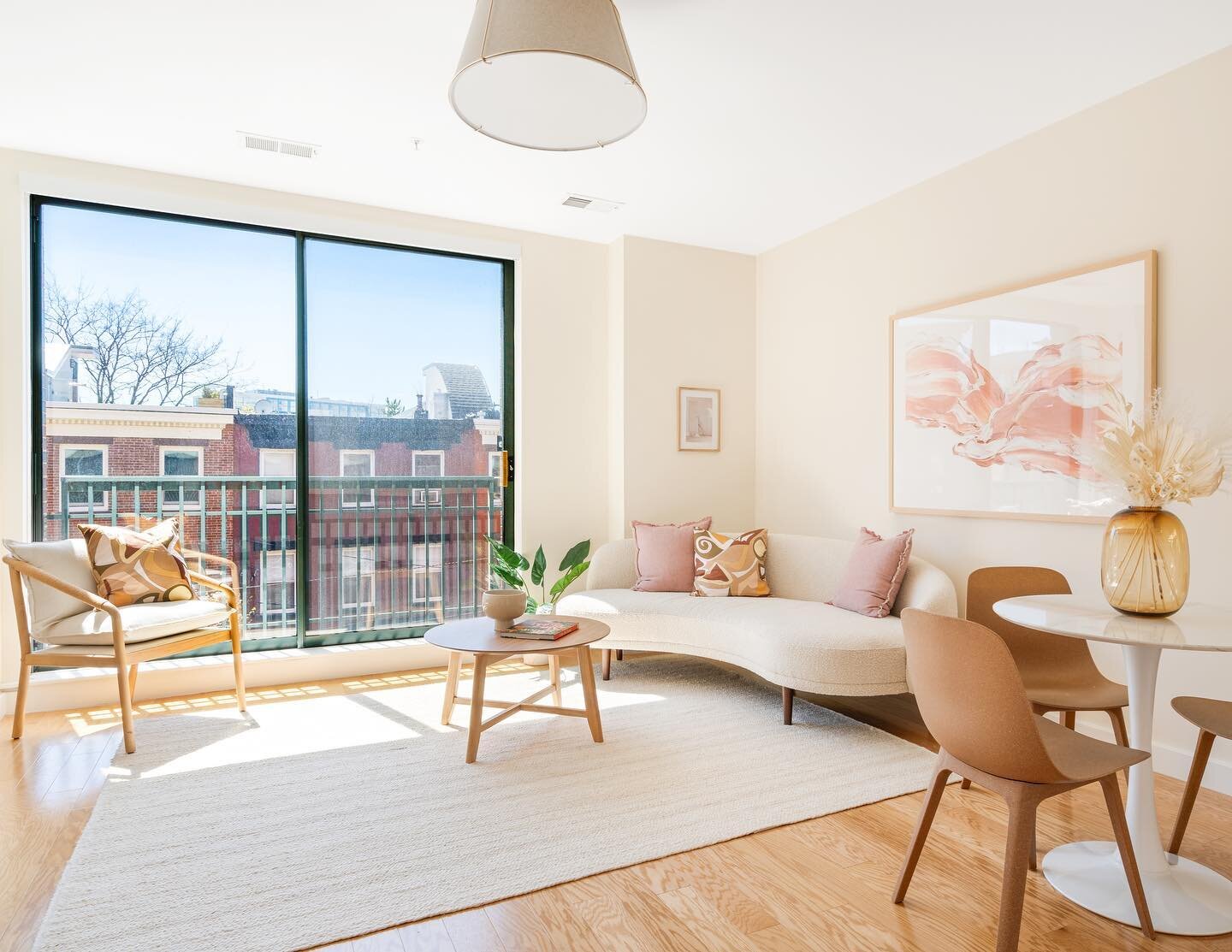 Hello ☀️ #loveyourhome #sydelleinteriors 
.
.
.
#jcmakeityours [📸 @sameer.ak_ ] @silvermanbuilding #interiordesign #homestaging #homedecor @momenirugs