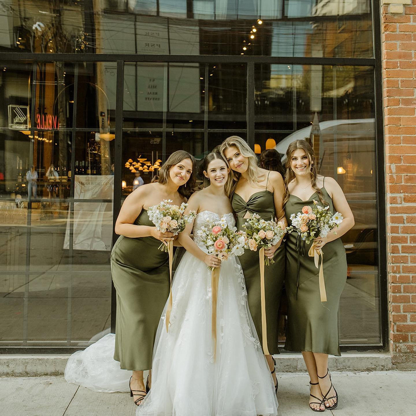 All you need are your bridesmaids &amp; beautiful flowers to brighten up this gloomy Friday 🌧 

Don&rsquo;t mind us, we&rsquo;re still obsessing over E&amp;D&rsquo;s florals over here! 🤩 

Contact us today to talk wedding party florals 🫶🏽 Link in