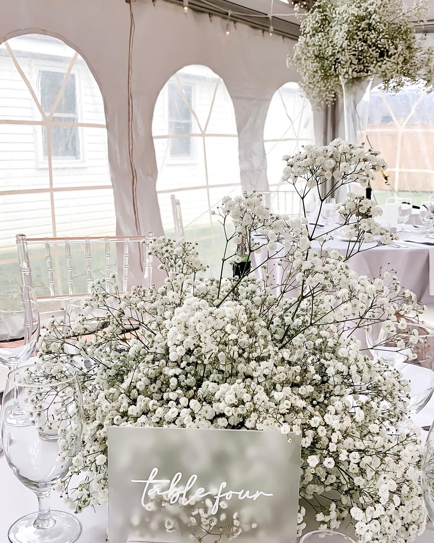 Baby&rsquo;s breath centrepieces ftw 🤍

We love an elegant yet classic modern look! Baby&rsquo;s breath is such a durable, versatile variety, that it truly takes your breath away 😉

There are so many ways to utilize baby&rsquo;s breath &amp; it&rsq