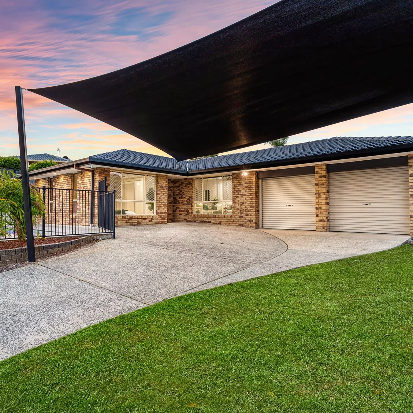 Big thanks to the team at Selling Property Group for bringing us on board to capture this incredible family sanctuary at 11 Monroe Court, Oxenford. What an absolute dream it was shooting this property during golden hour!

The Highlights:
🏡 Beautiful