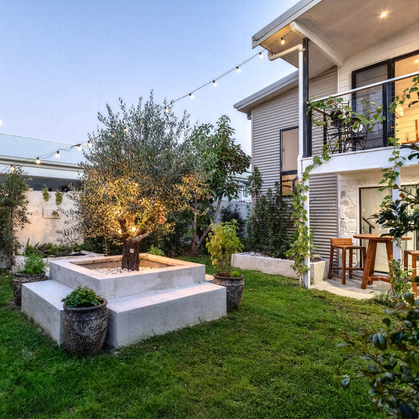 Huge thank you to Adam Phillis from Phillis Real Estate for bringing us on board to capture this absolute gem at 34 Errol Avenue, Paradise Point. This property perfectly captures that elite, flat-walk-to-the-beach lifestyle!

The Highlights:
🏠 Light