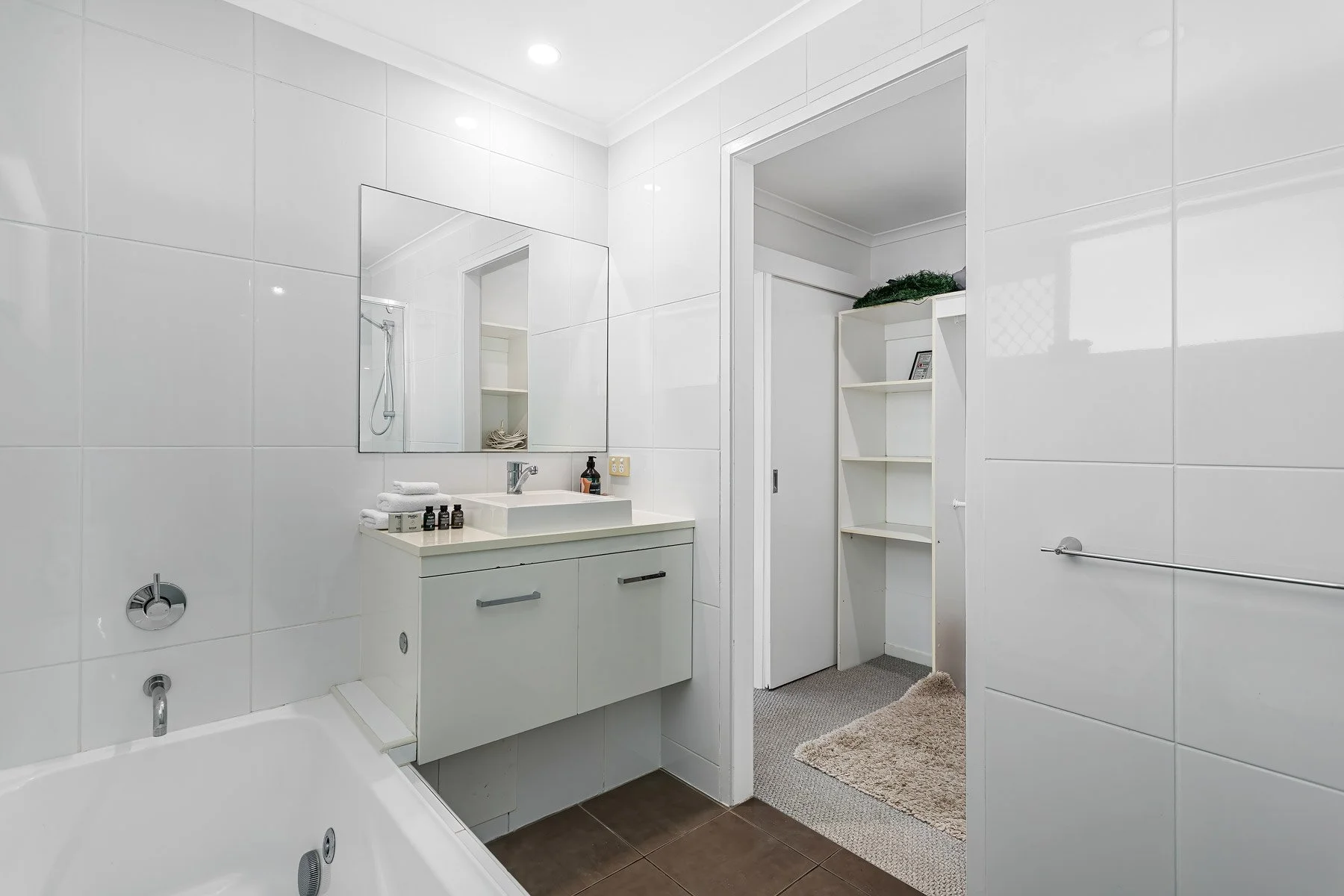 Digital-1-QLD---3-Merrimac-Blvd,-Broadbeach-Waters-QLD-4218,-Australia---0107.jpg