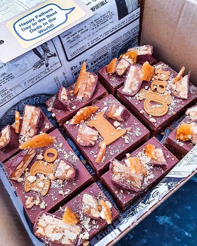 GUESS THE SYNS?!? 😍😬🙈🙊. It's not often you see something like this posted on my grid, but these bad boys deserved a spot!!!! Introducing The Snicker Chunk Boxes!!!!!! These are more of a fridge cake style than a brownie. They have a feuilletine p