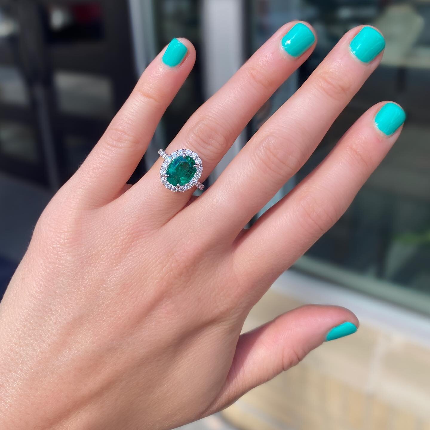 Sunshine &amp; sparkling emeralds are a perfect duo ☀️💚