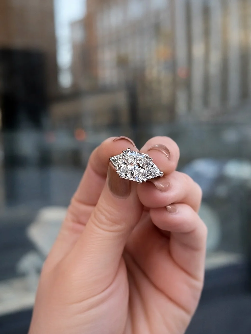 This diamond is making it easy for us to fall in love too 😉😍