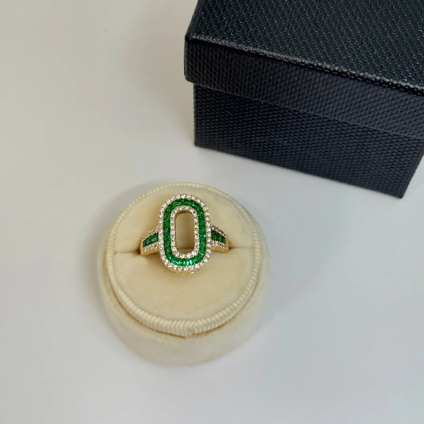 ✨ Indulge in elegance with our stunning emerald and gold ring! This exquisite piece is a true showstopper, perfect for celebrating life&rsquo;s special moments or simply treating yourself. 🌿💍