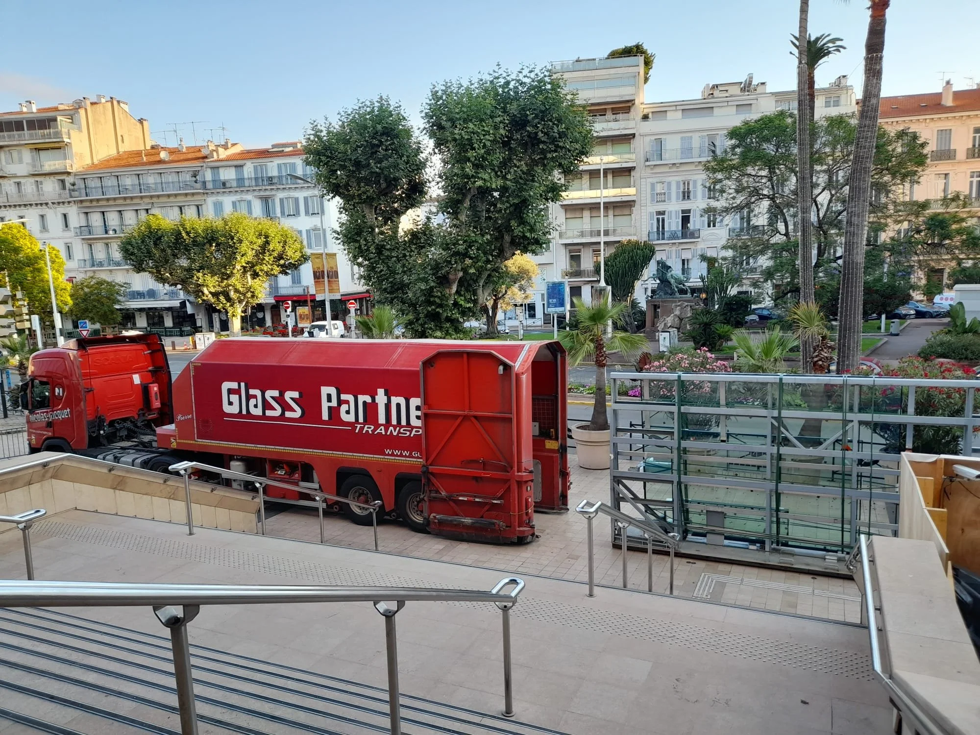 Livraison de vitrages isolants pour la façade de l'Office du Tourisme de Cannes