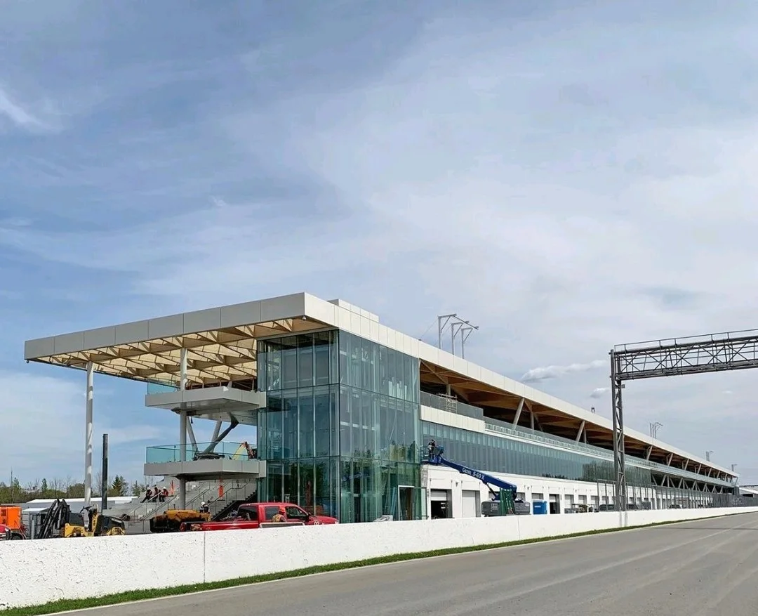 L’installation des verres XXL de Glass Partners Solutions au circuit Gilles Villeneuve de Montréal
