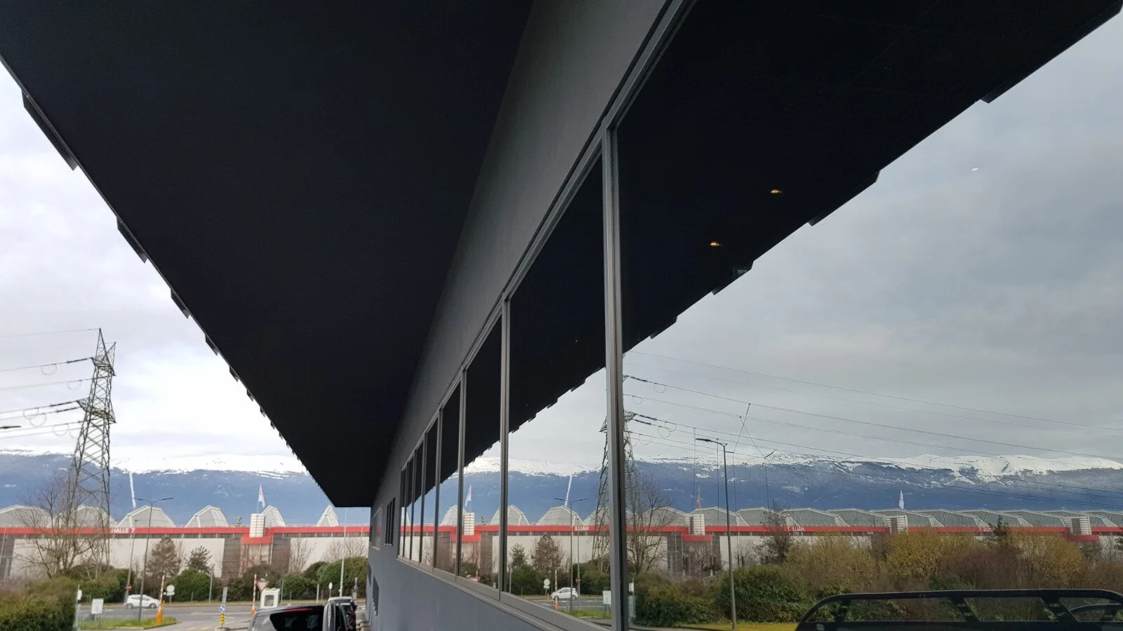 Les alpes en reflet sur les vitrages 64.2 Sunstop installés à l’hôtel Ibis Budget Palexpo de Genève