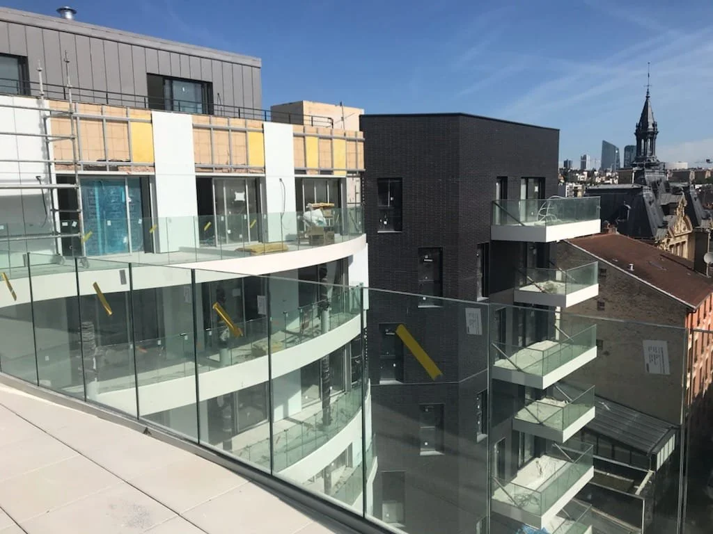 Les garde-corps Glassfit épousent les courbes du projet Naraya