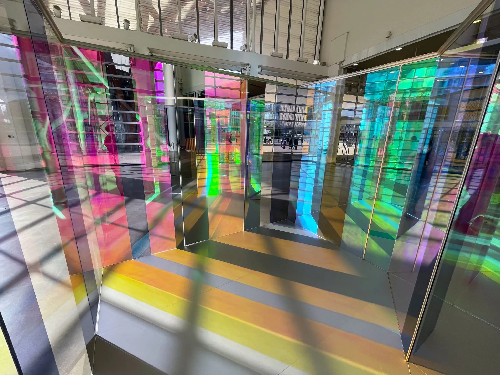Nouveauté produit : la subtilité des reflets de l'Iris Glass le verre dichroïque par Glass Partners Solutions