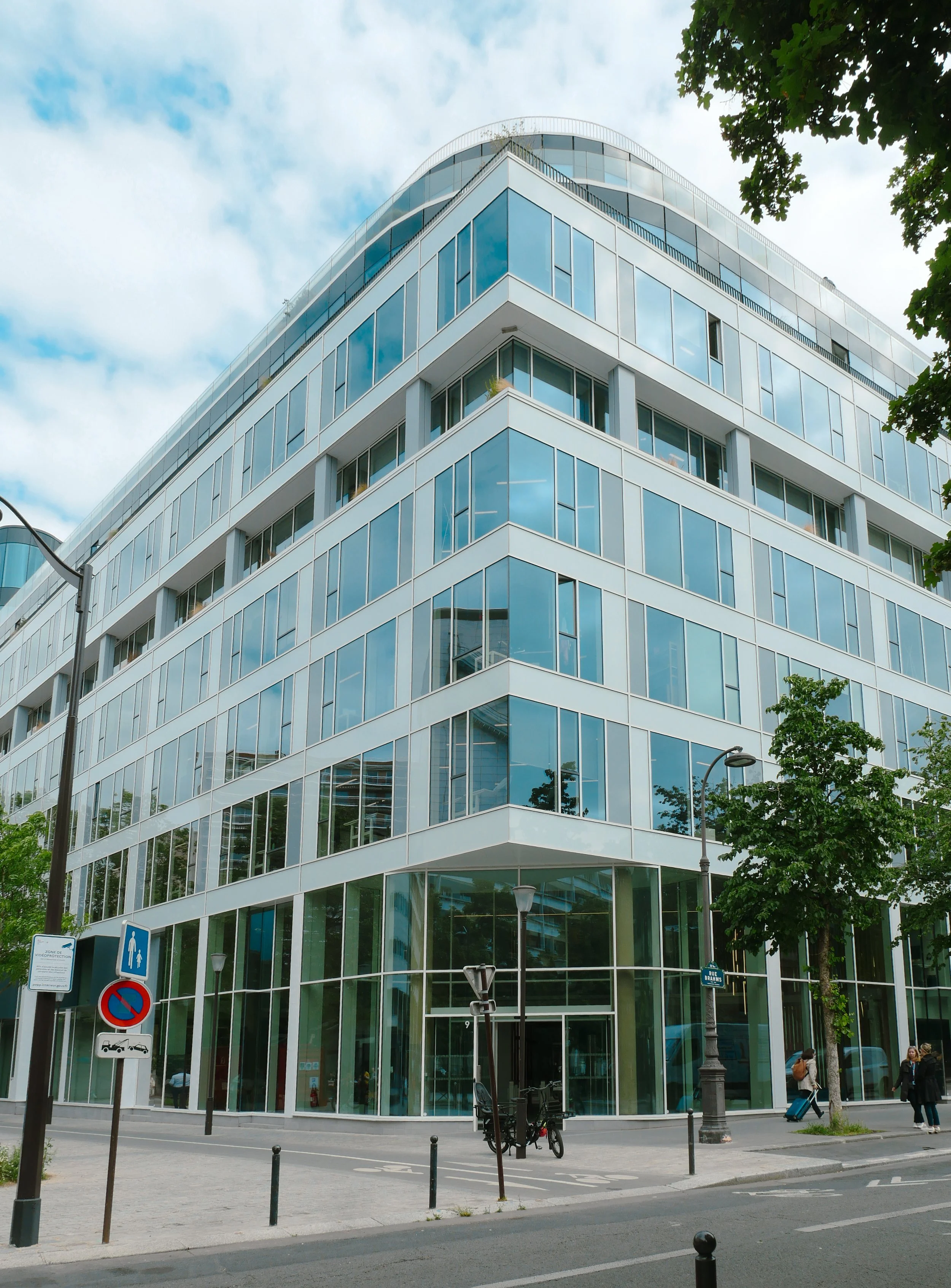 La façade de l'immeuble Daum-N composées de vitrages isolants plats et bombés