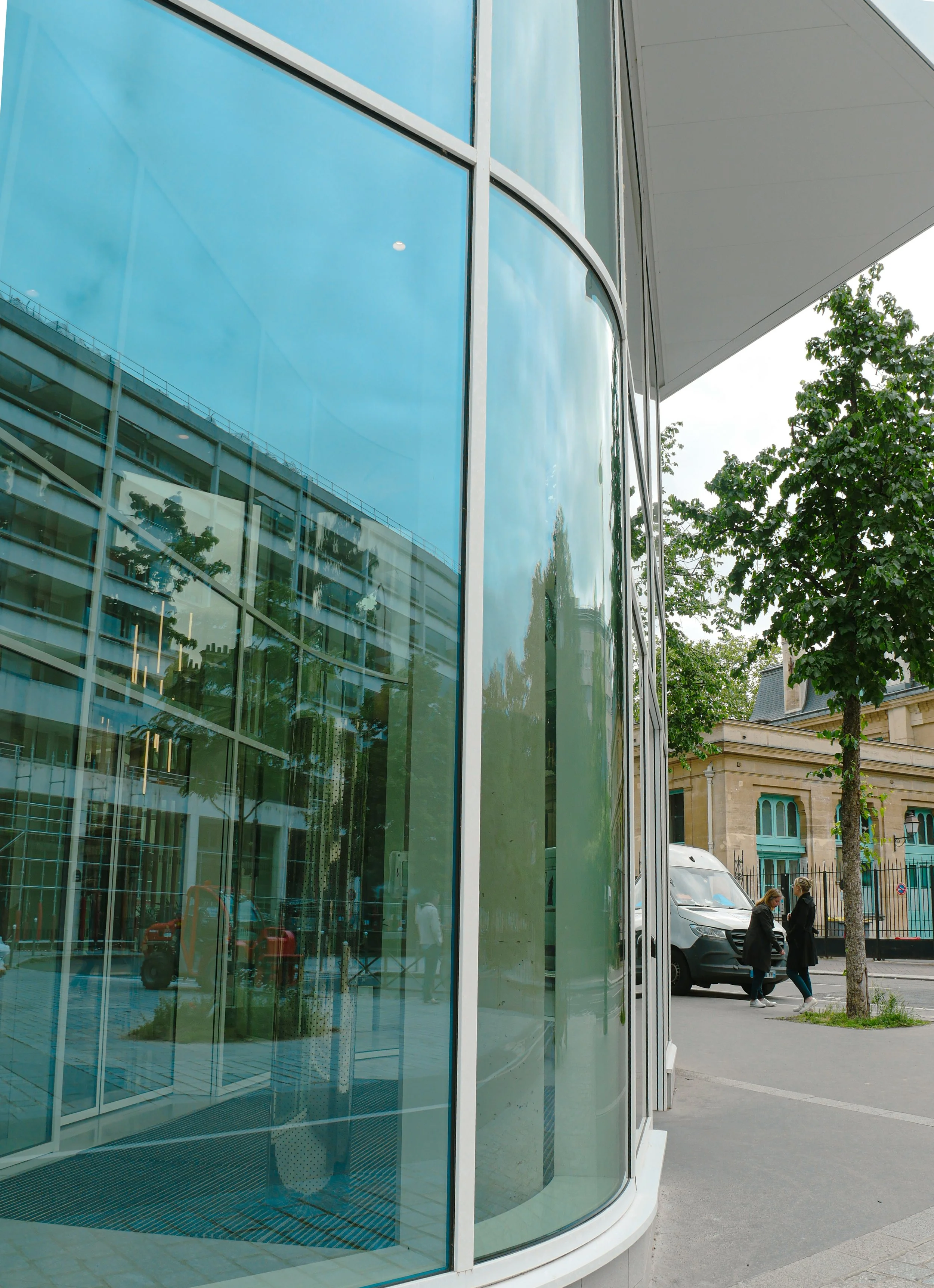 La façade de l'immeuble Daum-N composées de vitrages isolants plats et bombés