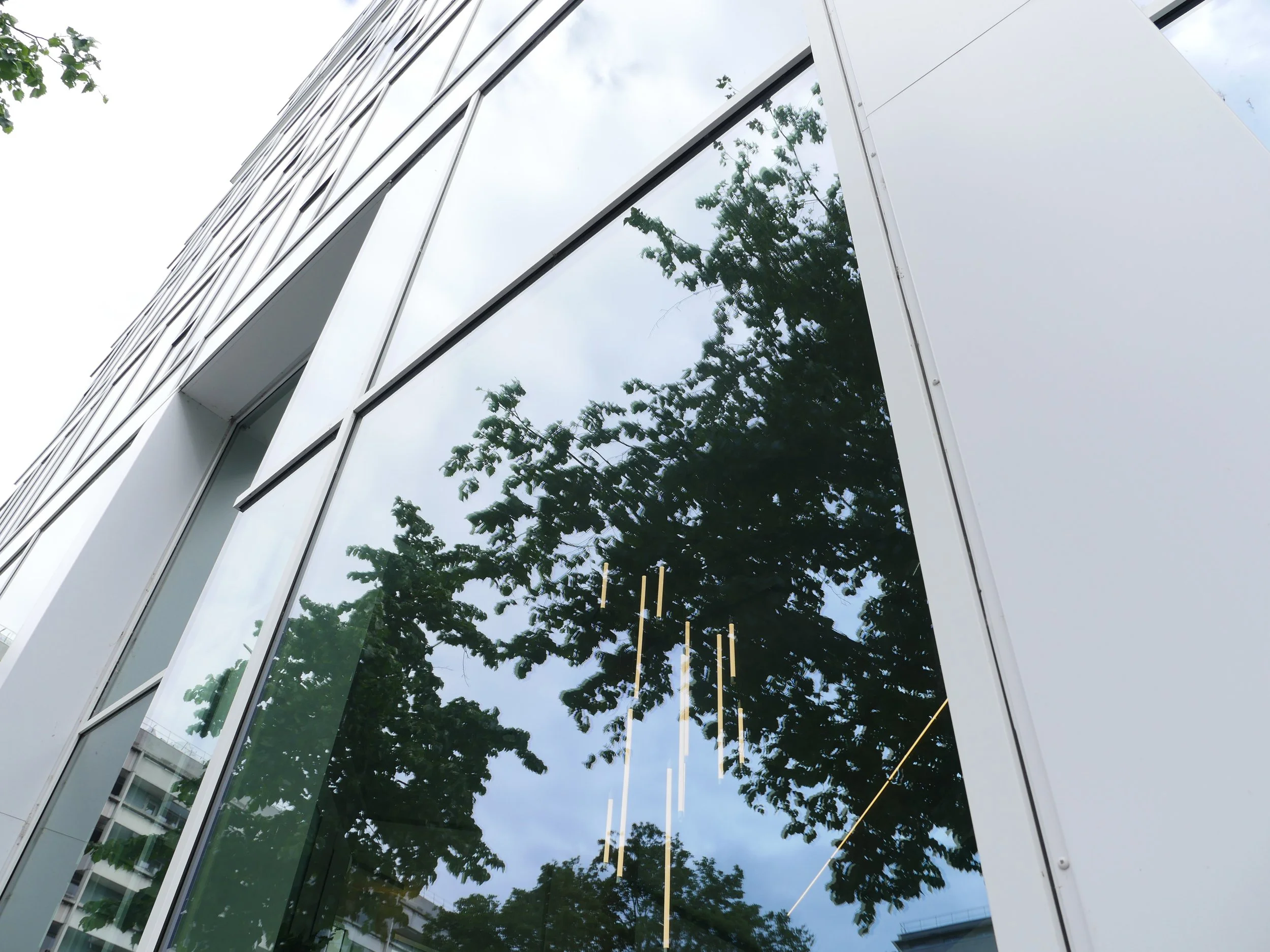 La façade de l'immeuble Daum-N composées de vitrages isolants plats et bombés