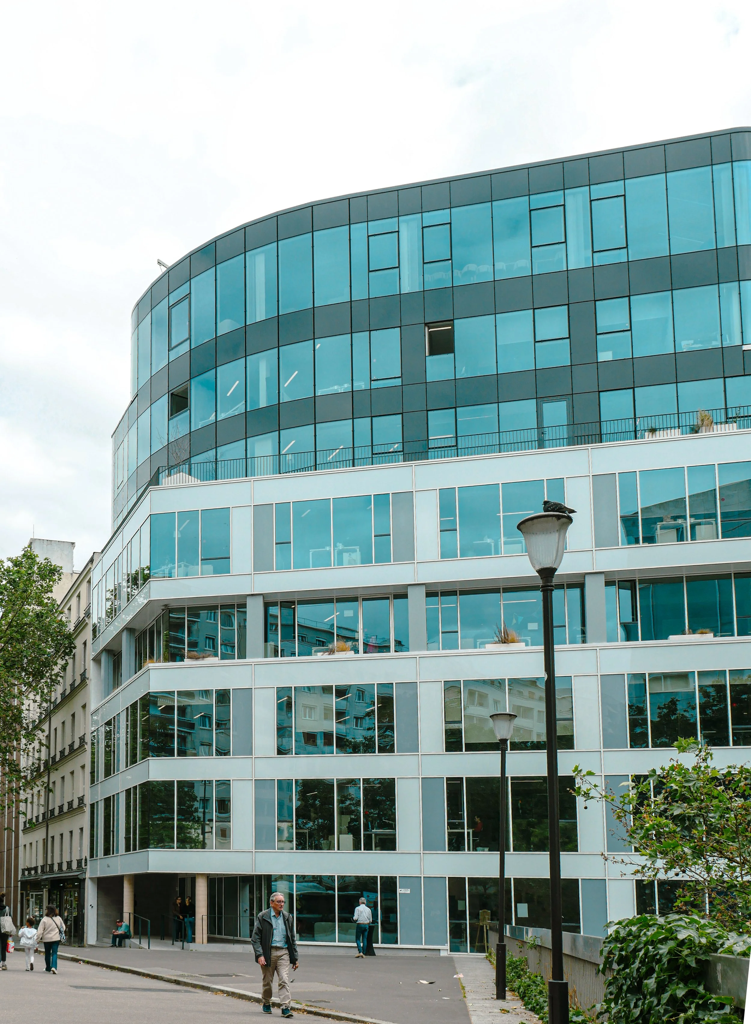 La façade de l'immeuble Daum-N composées de vitrages isolants plats et bombés