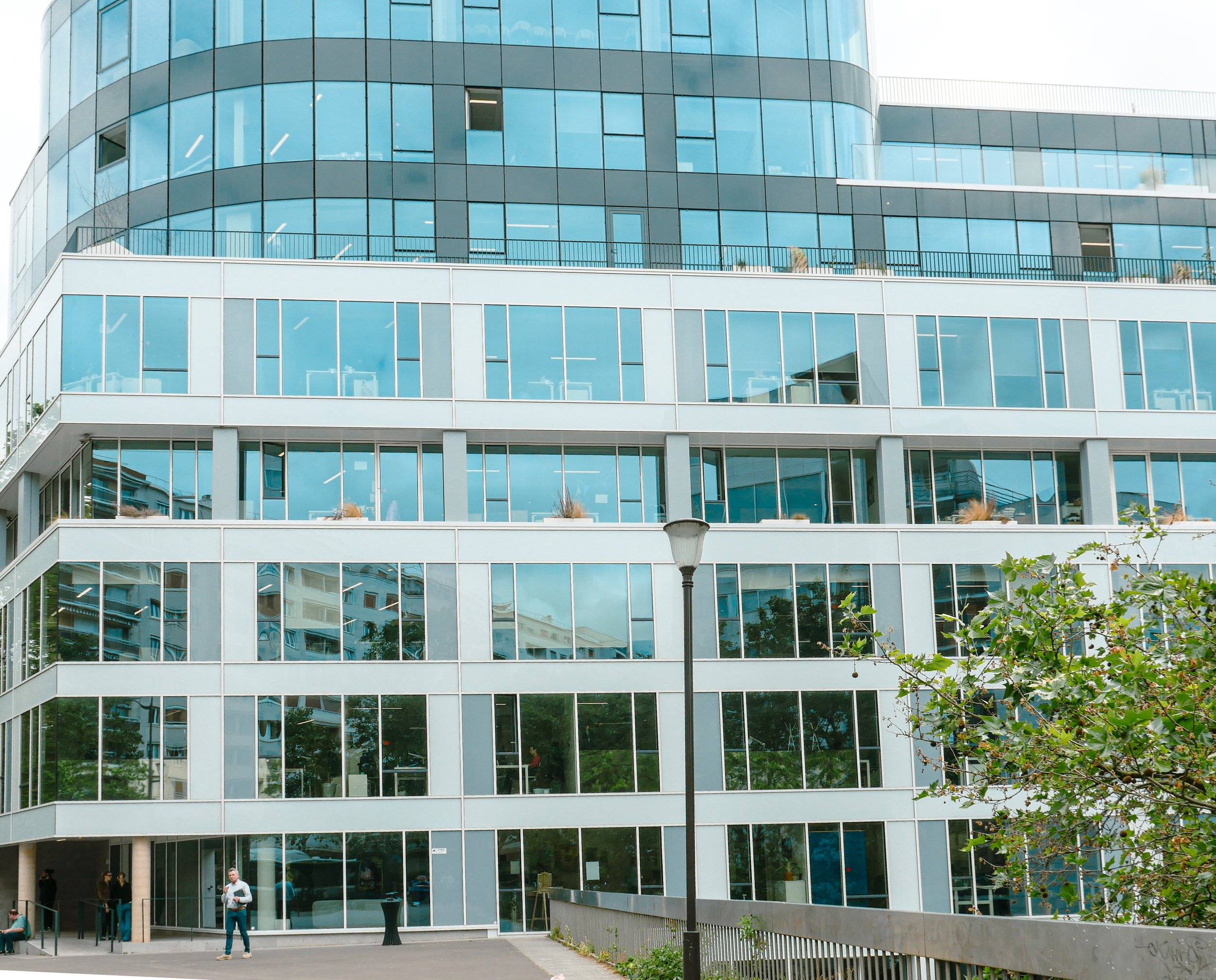 La façade de l'immeuble Daum-N composées de vitrages isolants plats et bombés
