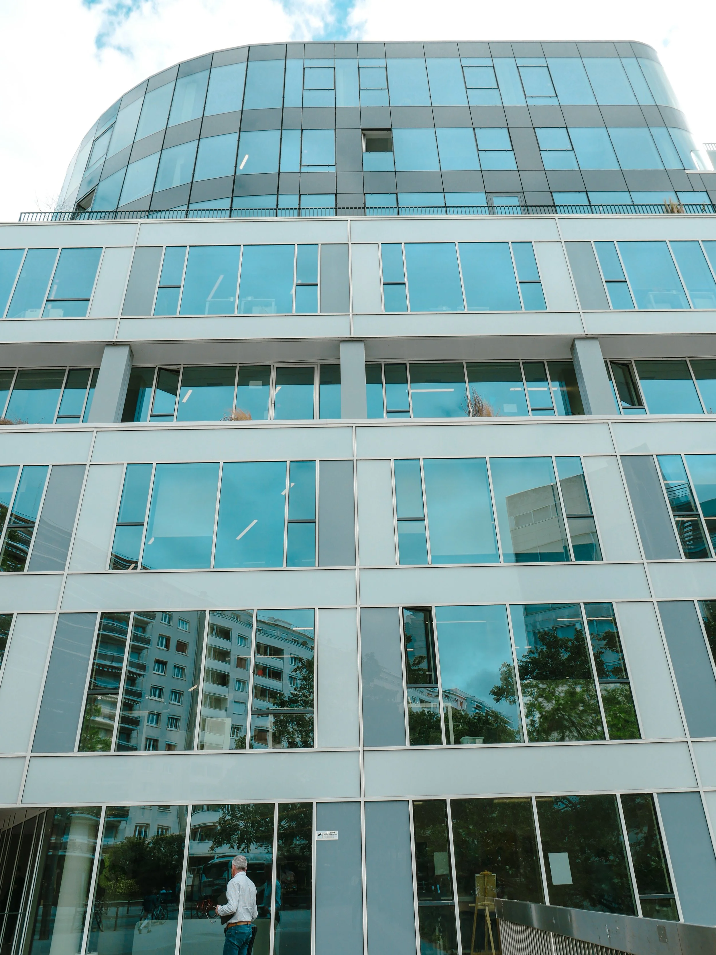La façade de l'immeuble Daum-N composées de vitrages isolants plats et bombés