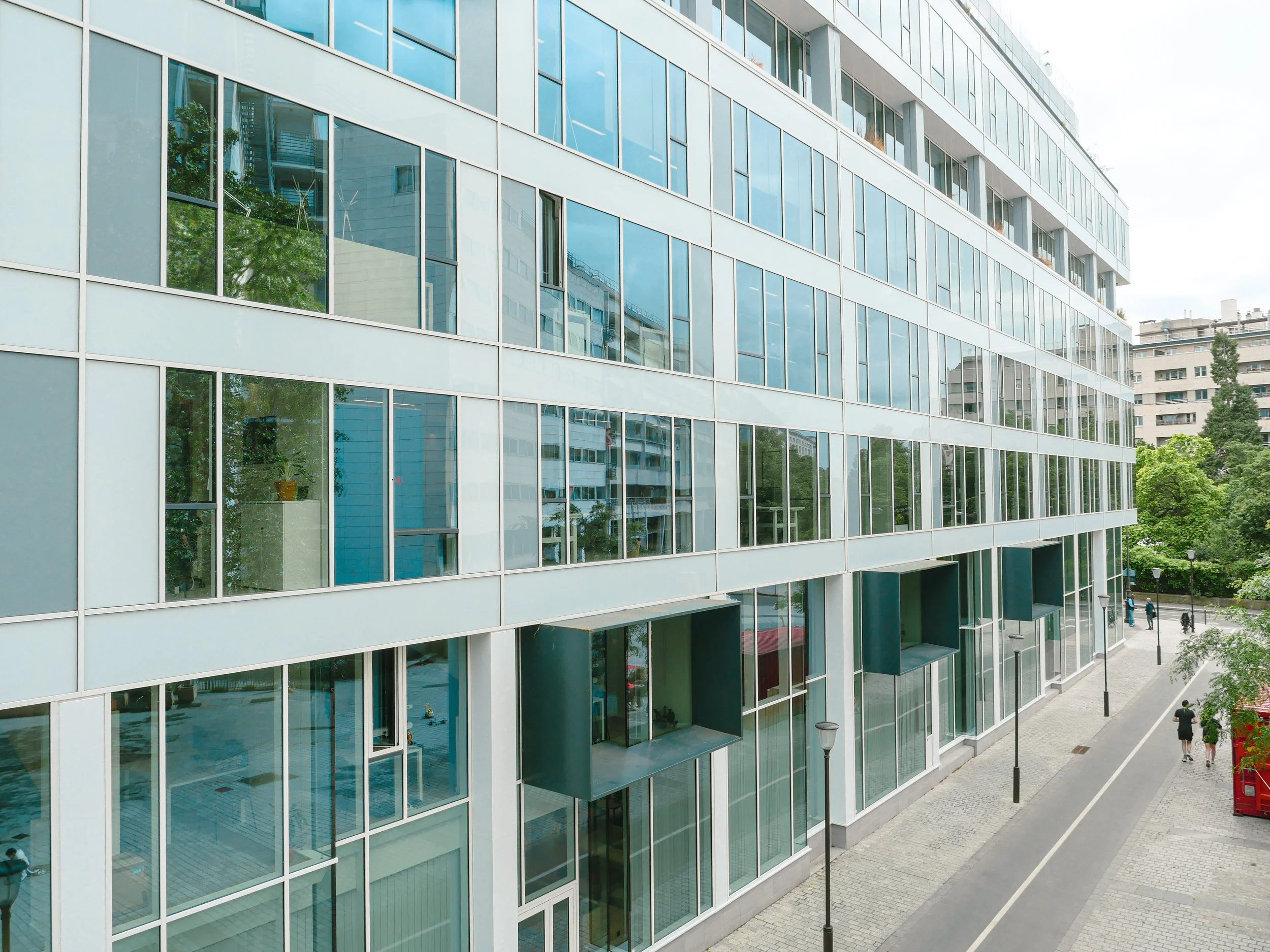 La façade de l'immeuble Daum-N composées de vitrages isolants plats et bombés