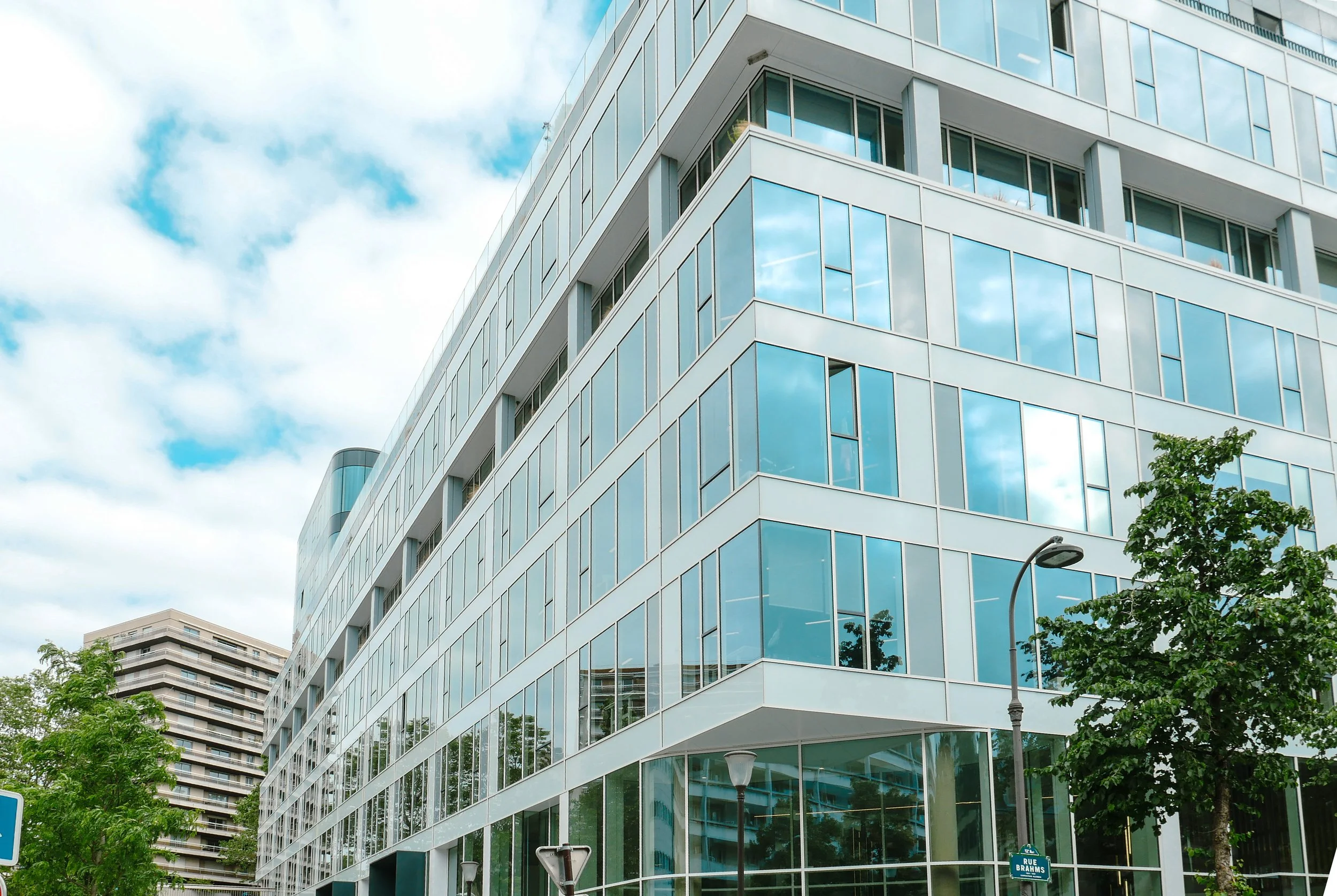 La façade de l'immeuble Daum-N composées de vitrages isolants plats et bombés