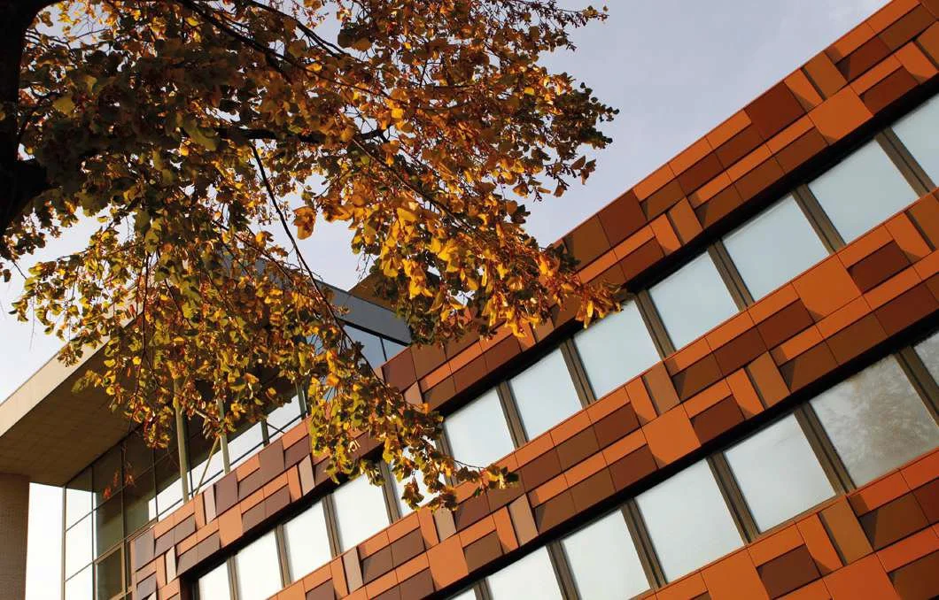 Des panneaux solaires design pour habiller la façade