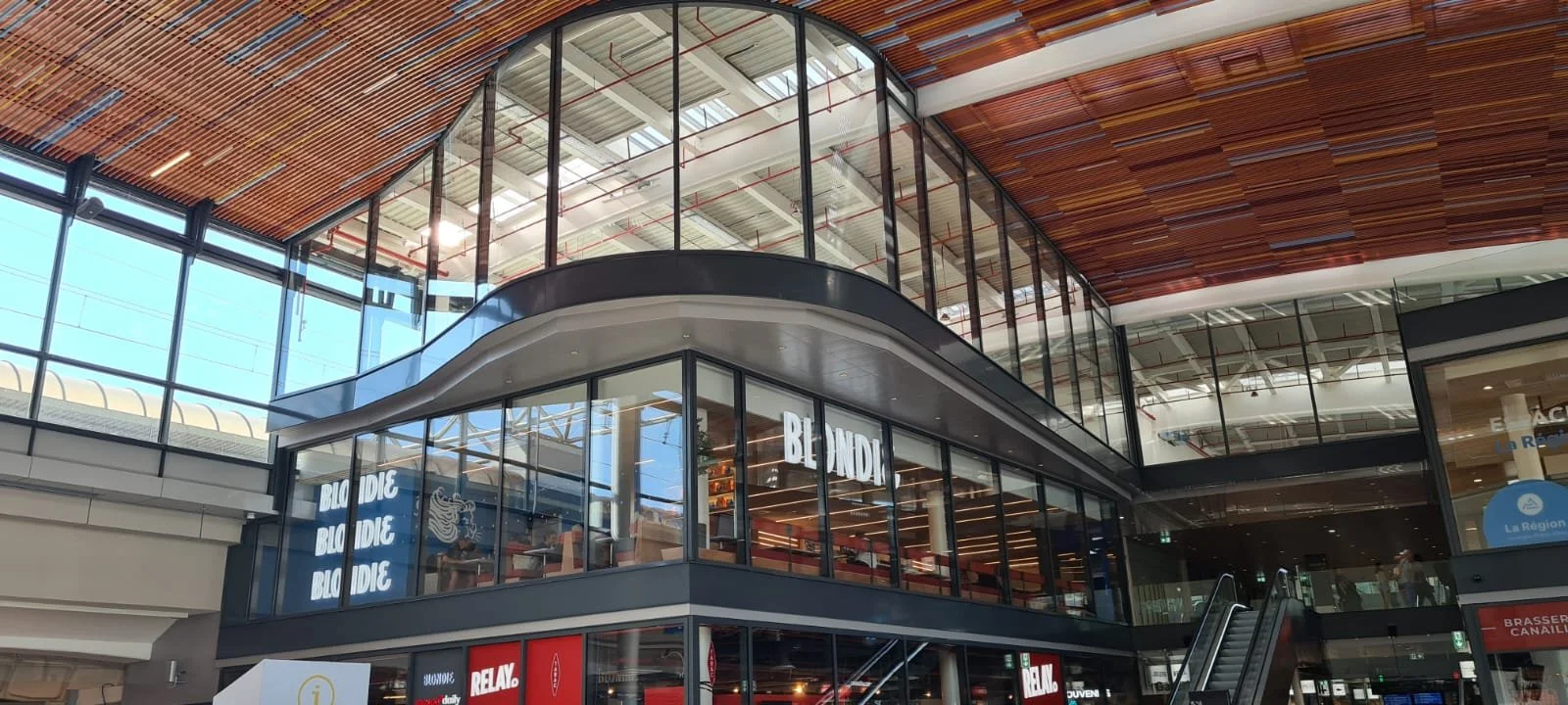Des vitrages bombés pour la nouvelle galerie Béraudier de la gare Lyon Part Dieu