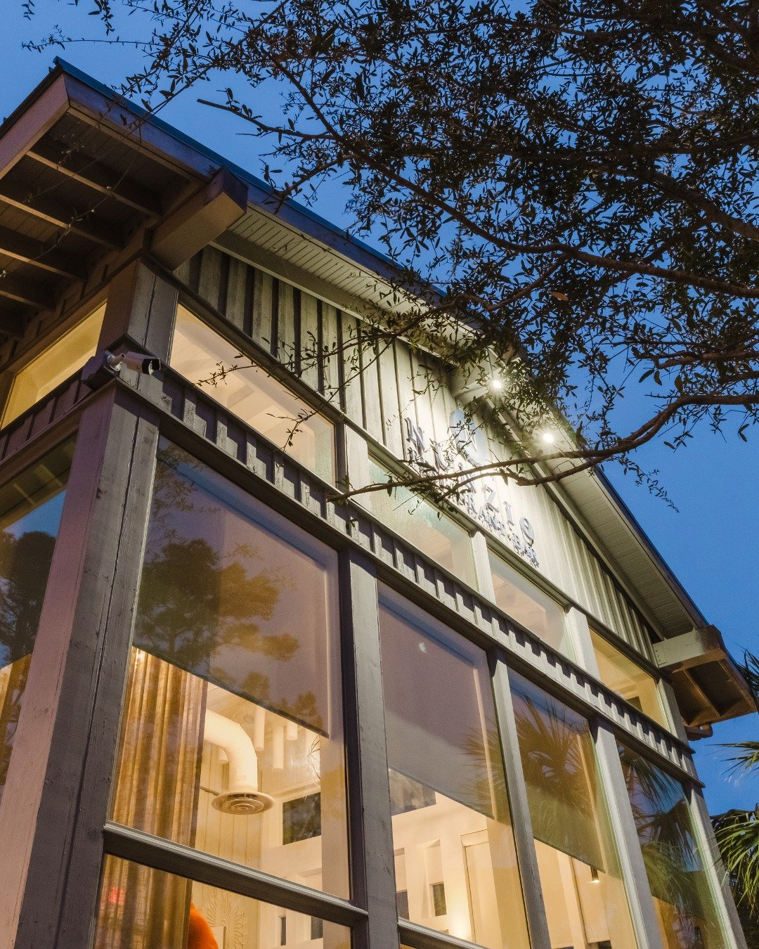 There&rsquo;s something special about nights at Nunzio.

The glow of the lights, the sound of good conversation, the feeling of being exactly where you want to be.
Come enjoy the evening with the people you love... right here.

.
.
.
#nunziohhi #even