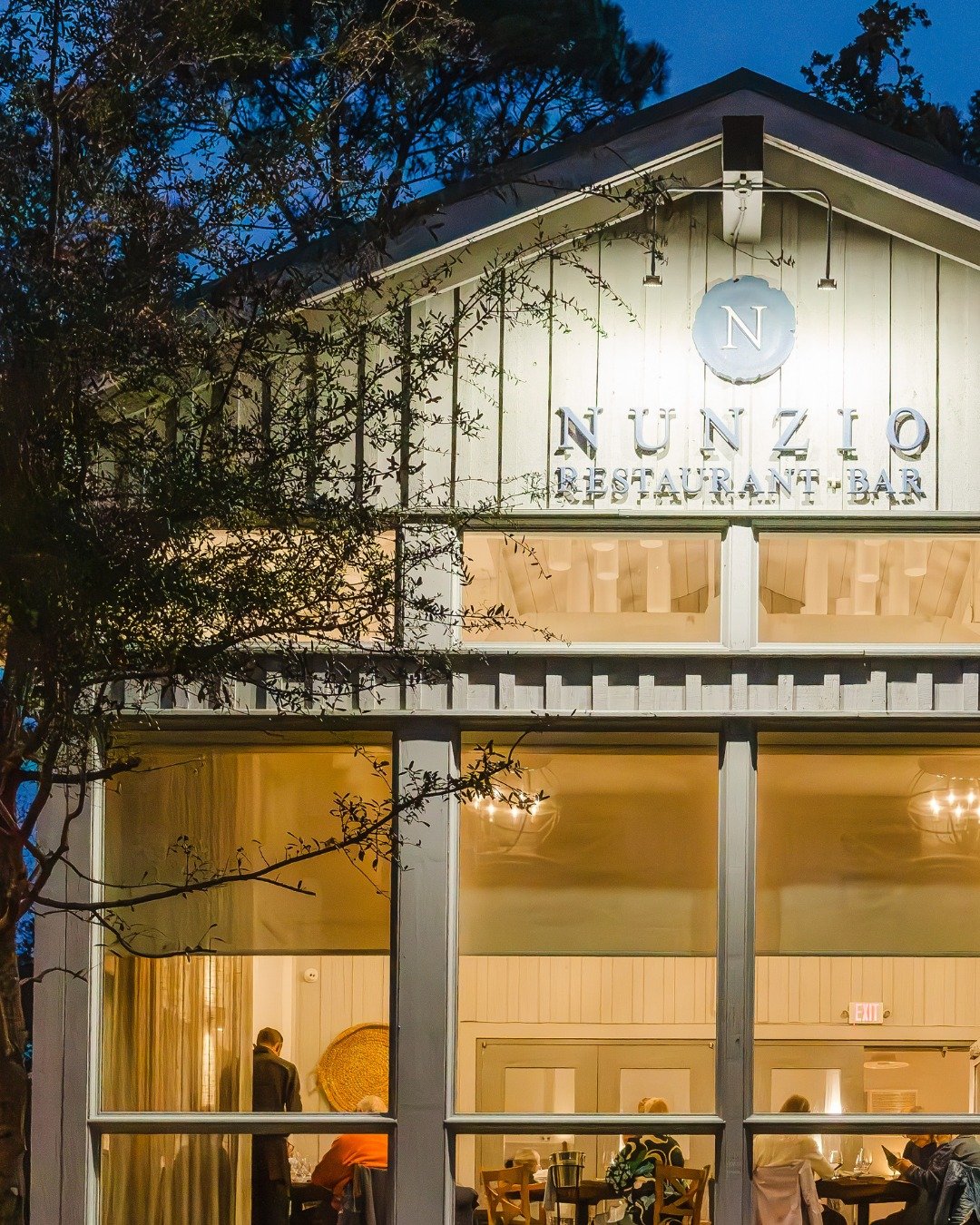 Find your table, share a meal, and let the night unfold at Nunzio.
Because some nights deserve to be special.

.
.
.
#nunziohhi #eveningatnunzio #italiandining #coastalcuisine #hiltonheadisland #dinnerplans #warmwelcome #nightout