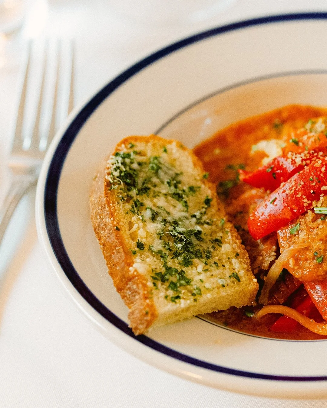 A warm plate, a glass of wine...
Because some evenings just call for flavors that feel like home.