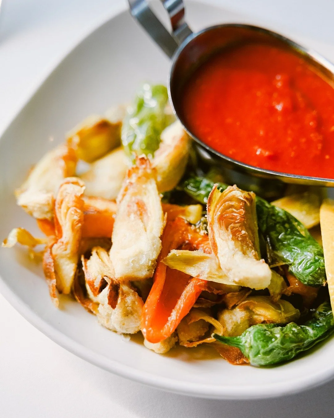 Golden artichokes, a touch of heat, and all the Italian charm.
A perfect beginning to any meal.