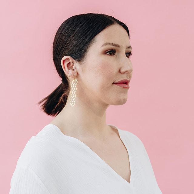 Suzanne looking very pretty in pink! The carnation pink backdrop has been one of my favourites for years, I think I&rsquo;ll always have it in my photography kit 💖