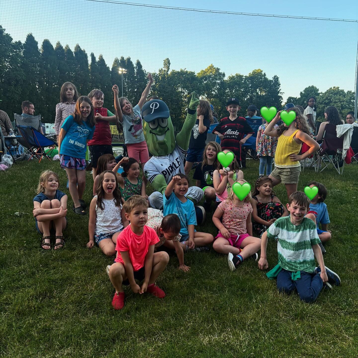 @hangoutpdx and @pdxpreschoolofthearts take on @picklesbaseball and @dillontheportlandpickle for our annual End of the Year Celebratory Bash! Thank you for having us, Dillon! ⚾️ 🧢 💚 
#elementary art #portland #picklesbaseball #TheHangoutPDX