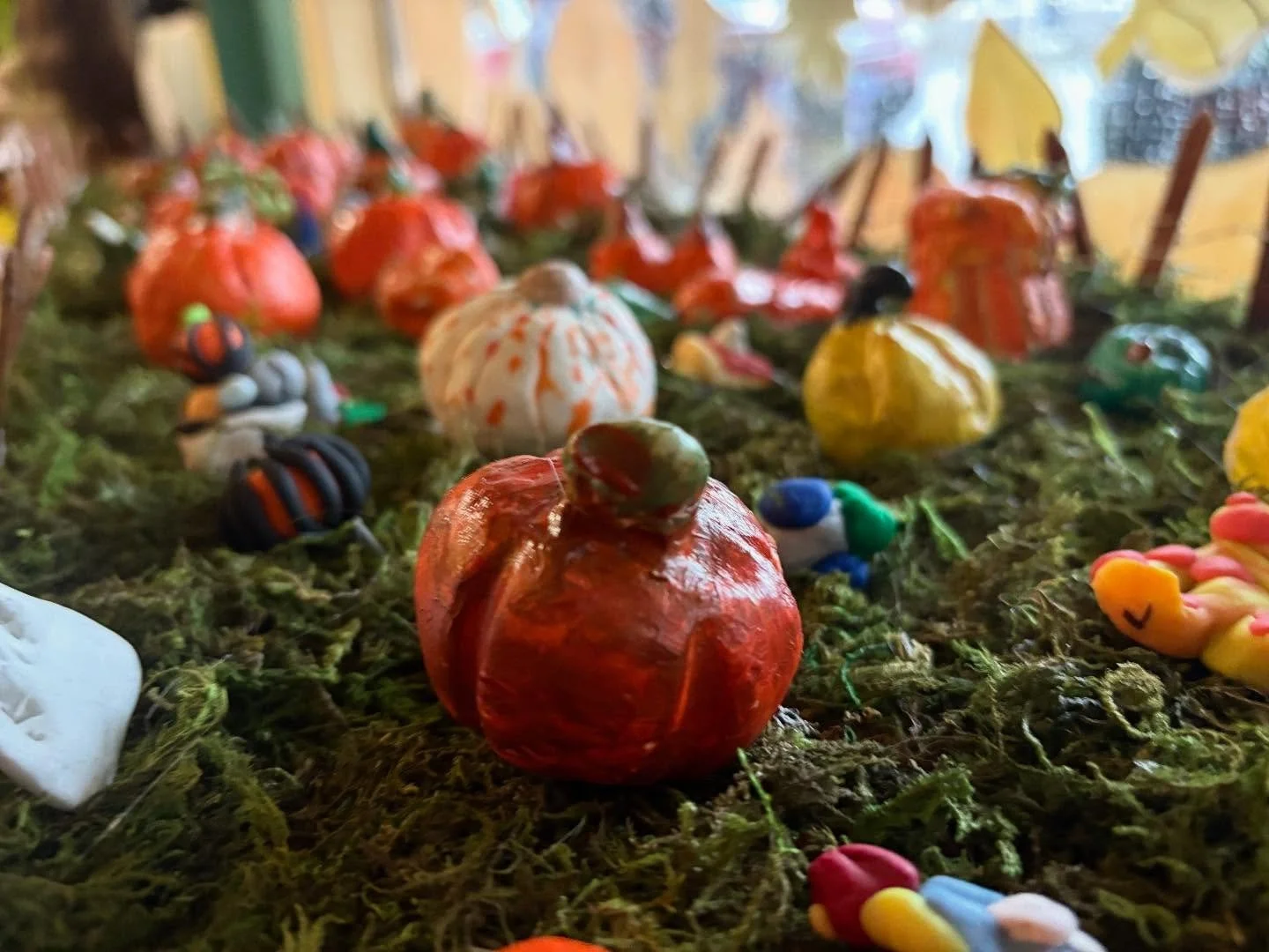 🎃 Out of our gourd about #pumpkins and #Halloween!
It’s the season! 👻 
They’re still limited space for our single day art camps this Halloween (and October 30, too!!) Head to the link in the bio to register now! 
#pumpkinart #halloweena