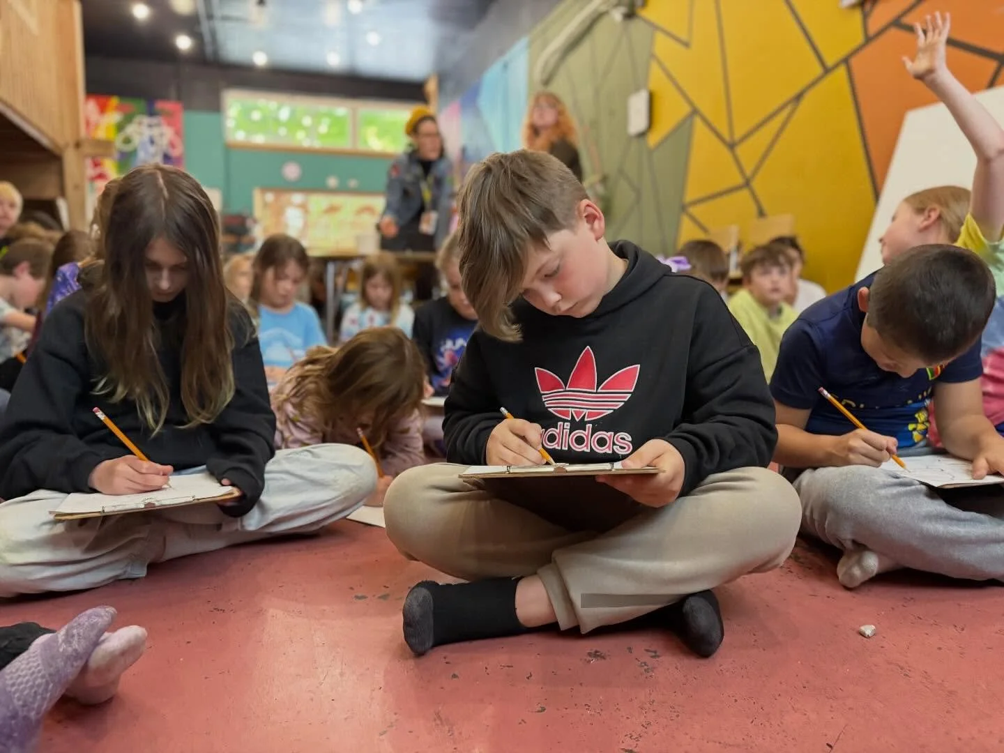 ✏️ Sketching our way to the weekend! ✏️ 

#thehangoutpdx #elementaryart #portlandaftwrschool #artclasses #nowenrolling