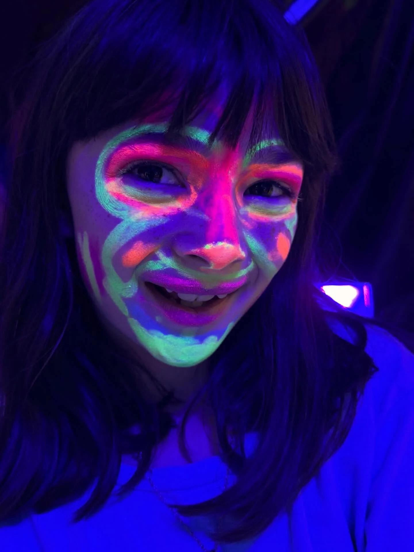 Thank you #GlencoeElementary for having us again at your annual #STEAM Night! The Hangout PDX low room was a hit, blending the science of neon colors and bioluminescence with the fun of art making using black lights.  We had so much fun making art wi