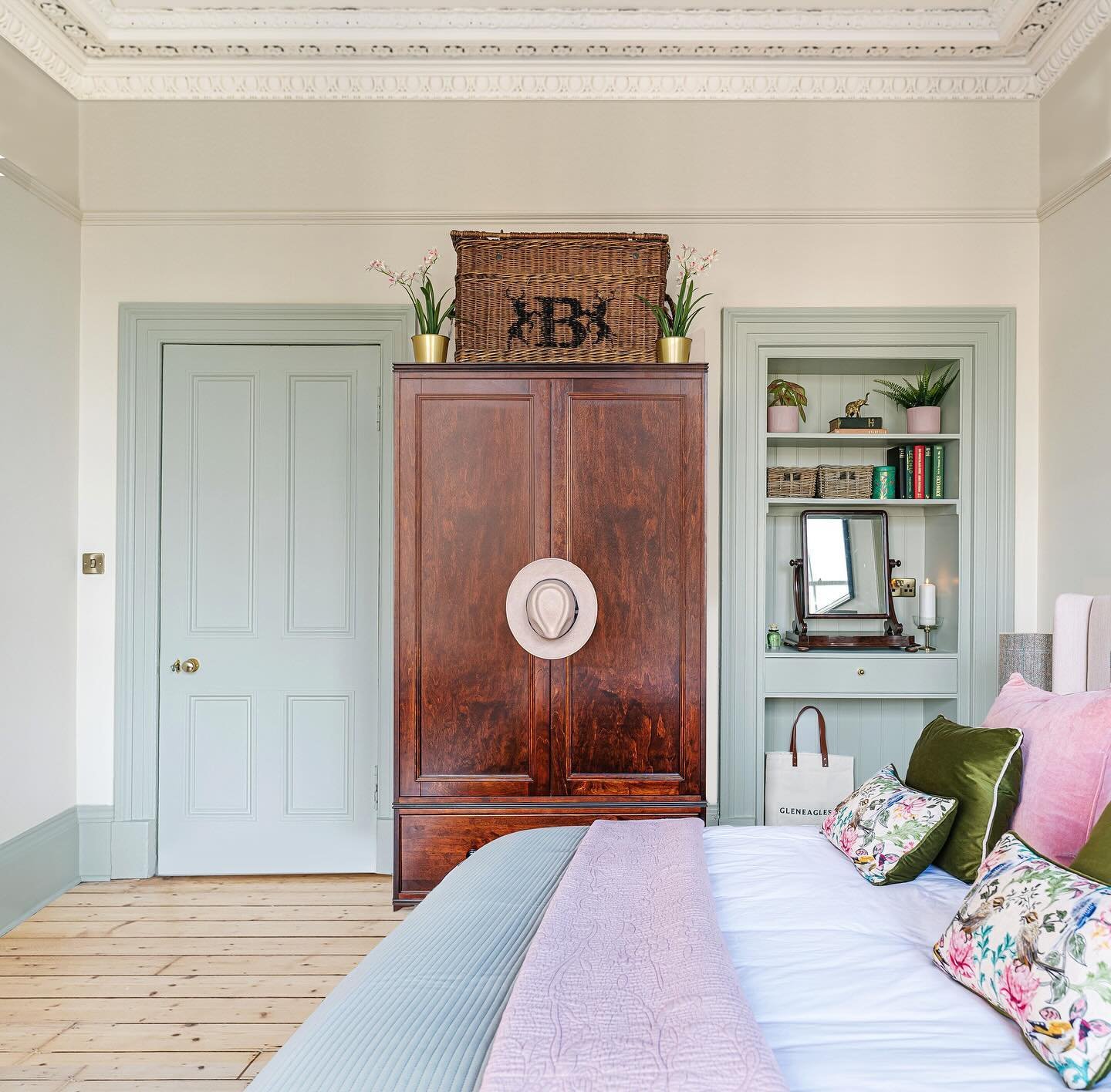 C E N T R E  S T A G E !!

Seems I like a full frontal (see last post)!! 

Not sure if this shot actually captures the breadth and height of this large bedroom (that basket is about a metre wide) but I do like the symmetry and particularly here, what