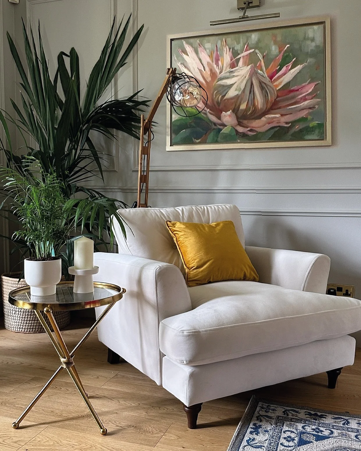 Making every corner count! 

This is at the other end of the lounge I posted a few days ago when featuring the window bench and all its colour pops. 

Here I bring a calm little spot, next to the fire, intentionally complementing but not competing.

