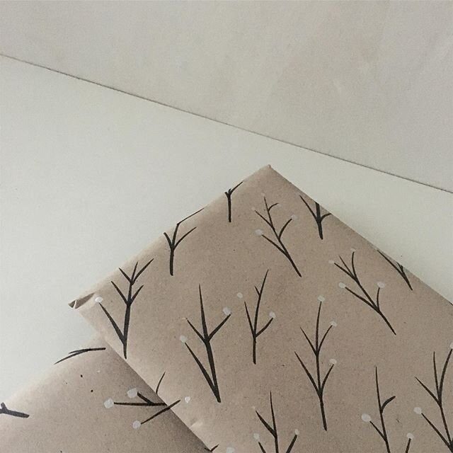 Monday 🖤 I wrap each of your orders in hand painted recycled paper. Please reuse it if you can ☺️🌱 x
.
.
.
.
.
.
.
.
.
#nuin #nuindesign #louisemclachlan  #art #sustainable  #minimal #painting #justacard #illustration #etsy #artist #minimalism #sco