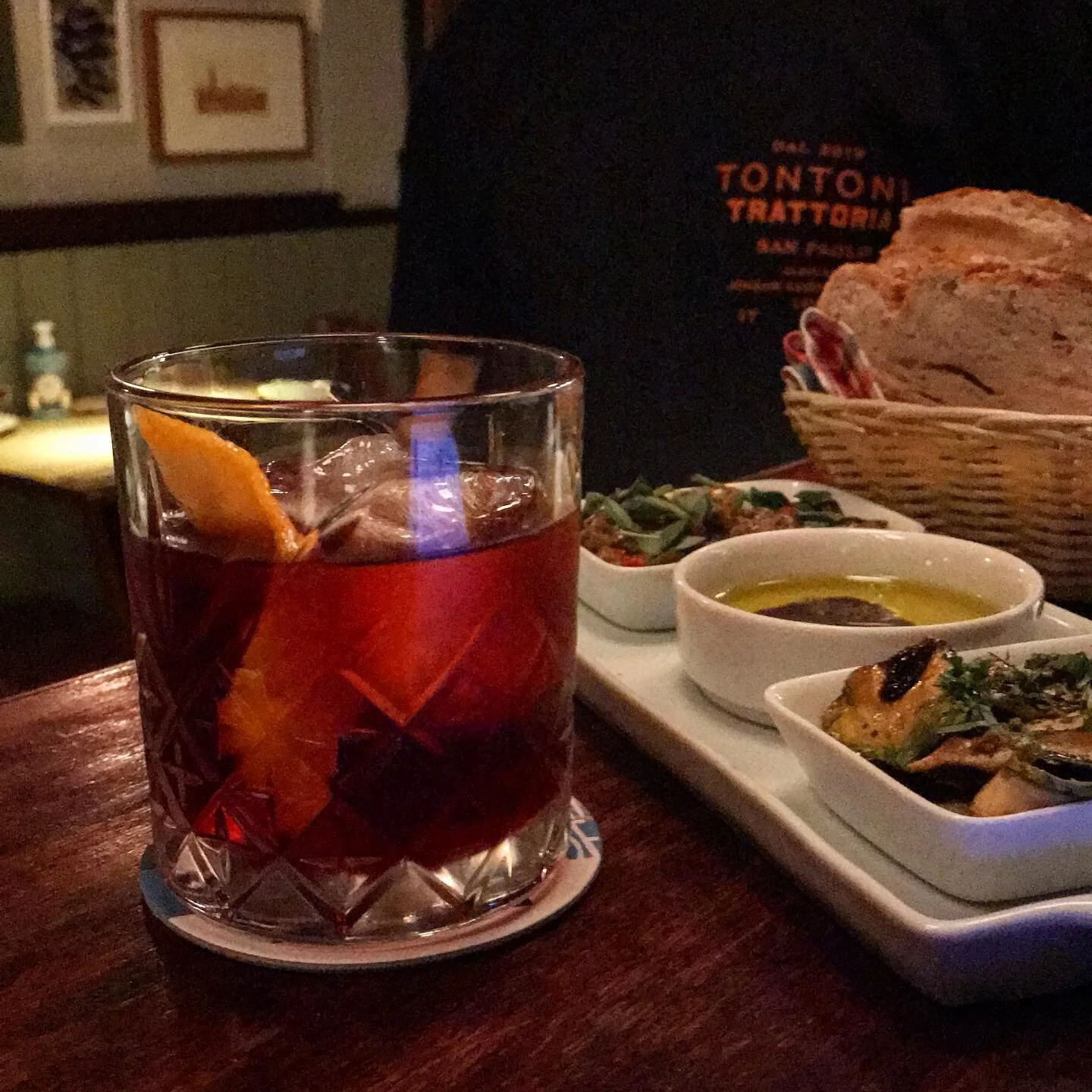 L&rsquo;aperitivo prima cena! #negroni con il nostro vermouth fatto a casa #tontoni #tontonisp #trattoriamoderna #sp #it