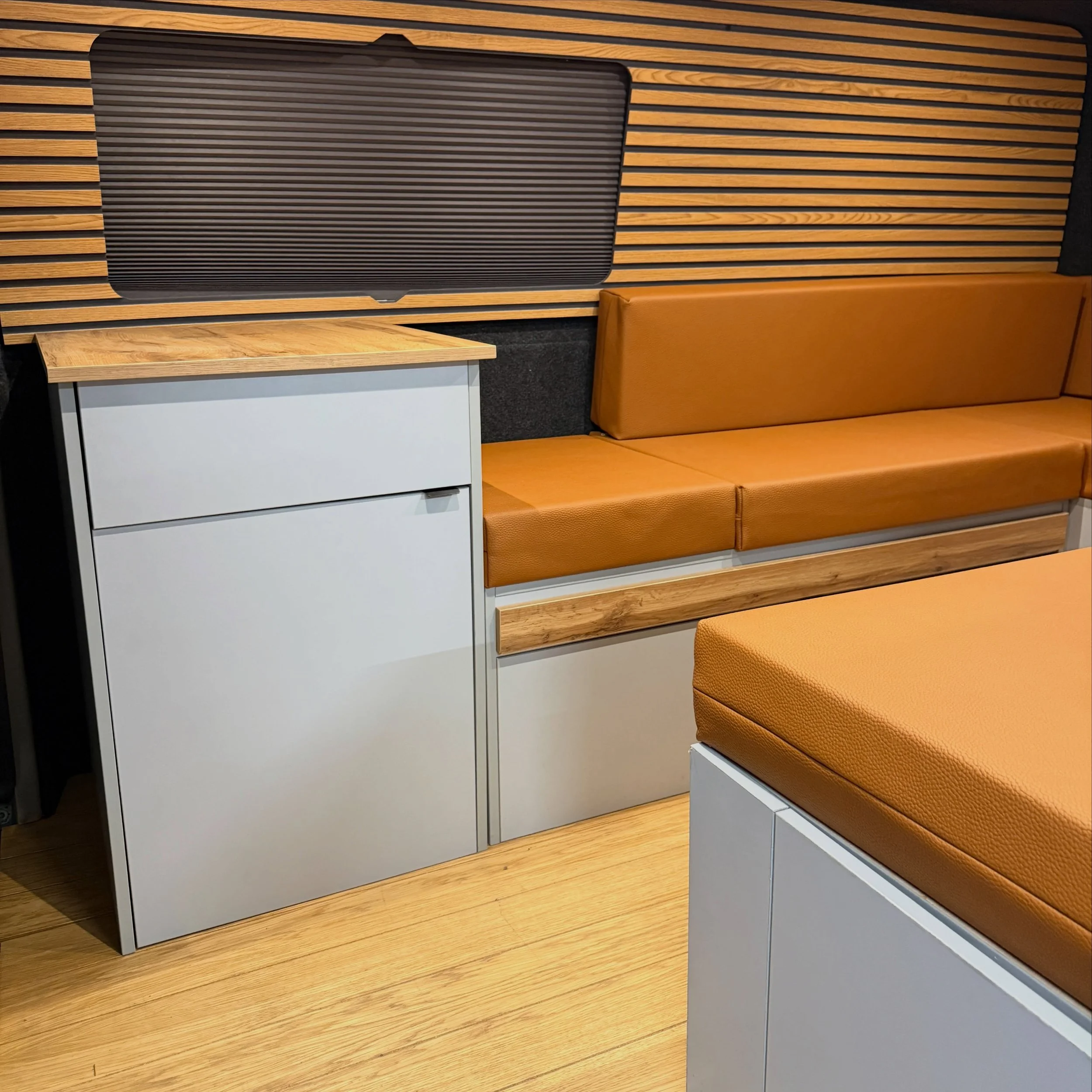 Check this out&hellip; 👀

We currently have this U-Shape kit available on the stock section of the website. 

The Edge Banded U-Shape has a number of great features including a double rear drawer, fridge pod drawer, LED strip lights and push to open