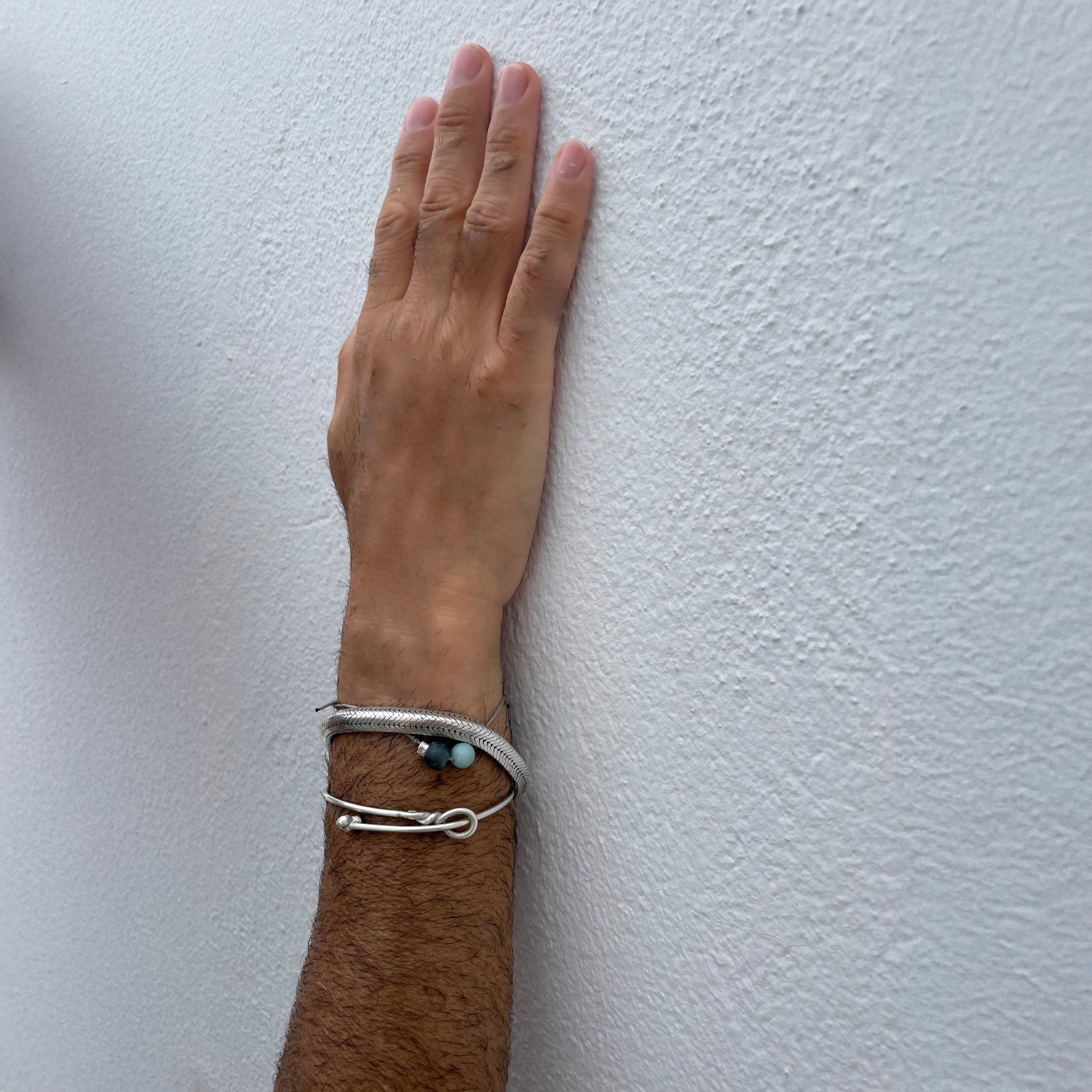 Mano-con-pulsera-Knot-Knot.jpg