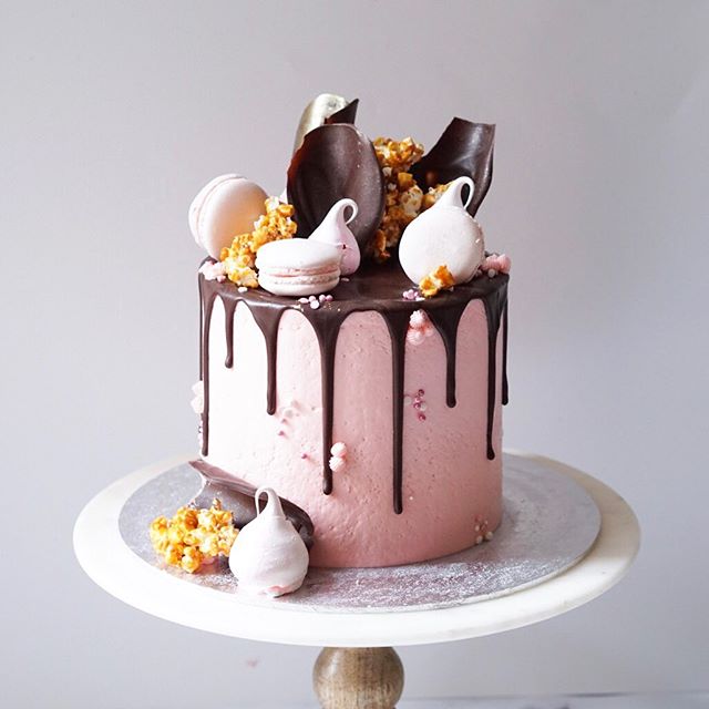 GIVEAWAY COMPETITION - WIN THIS CAKE! I taught a private cake class and now I have this baby that needs a good home! Rich chocolate fudge cake inside with all the treats 😍 All you need to do is:
1. Like this photo
2. Follow me
3. Tag a bestie you’d 