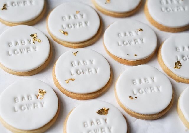 Had the pleasure of making these gorgeous white and gold personalised printed biscuits for the happiest loveliest couple ever @kim.enson and @tom.lowry_ for their gender reveal party!
.
.
.
.
#ohbaby #genderrevealparty #icedcookies #icedbiscuits #bab