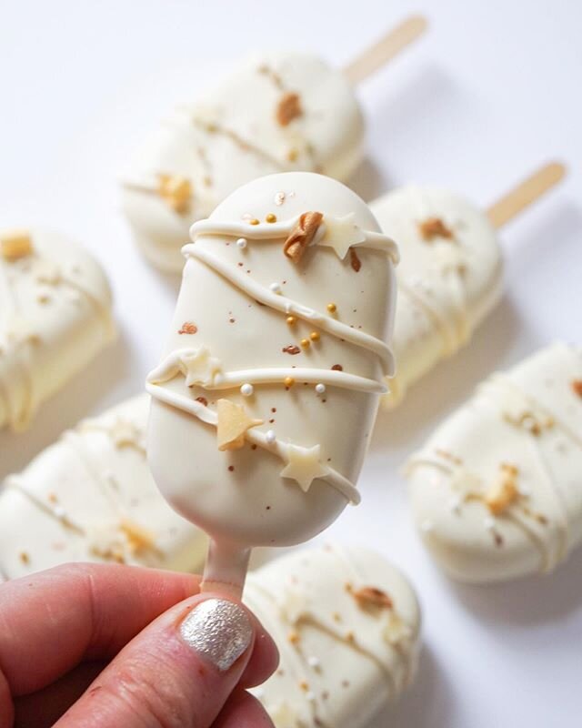 Who’s dying in this heat?! My cakes are that’s for sure 🤦🏻‍♀️ butter and chocolate are not cut out for this! If only these were white choc magnums instead of cake pops....🤤🤤🤤 .
.
.
.
.
#magnum #cakepopsicles #cheshirecakes #cheshirewedding #wedd