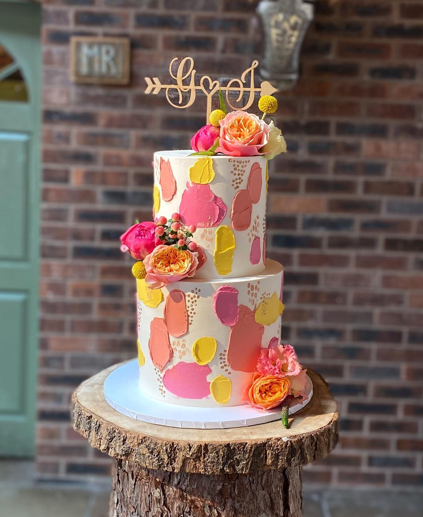 This cake gives me summer heatwave kind of vibes so thought I&rsquo;d throwback to this summery colourful beauty @owenhouseweddingbarn for Gabbi and James a couple of months back! Abstract textures and bright bold blooms from @theflowerhousecheshire 