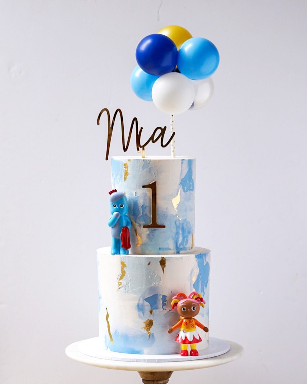 Kids cake, but Hannah Matilda style 😎🤍💙. You all know I don&rsquo;t make themed children&rsquo;s cakes but if you wanna make it classy I absolutely do 🥳. Blue, white and gold watercolour for Mia with a tiny addition of in the night garden figurin
